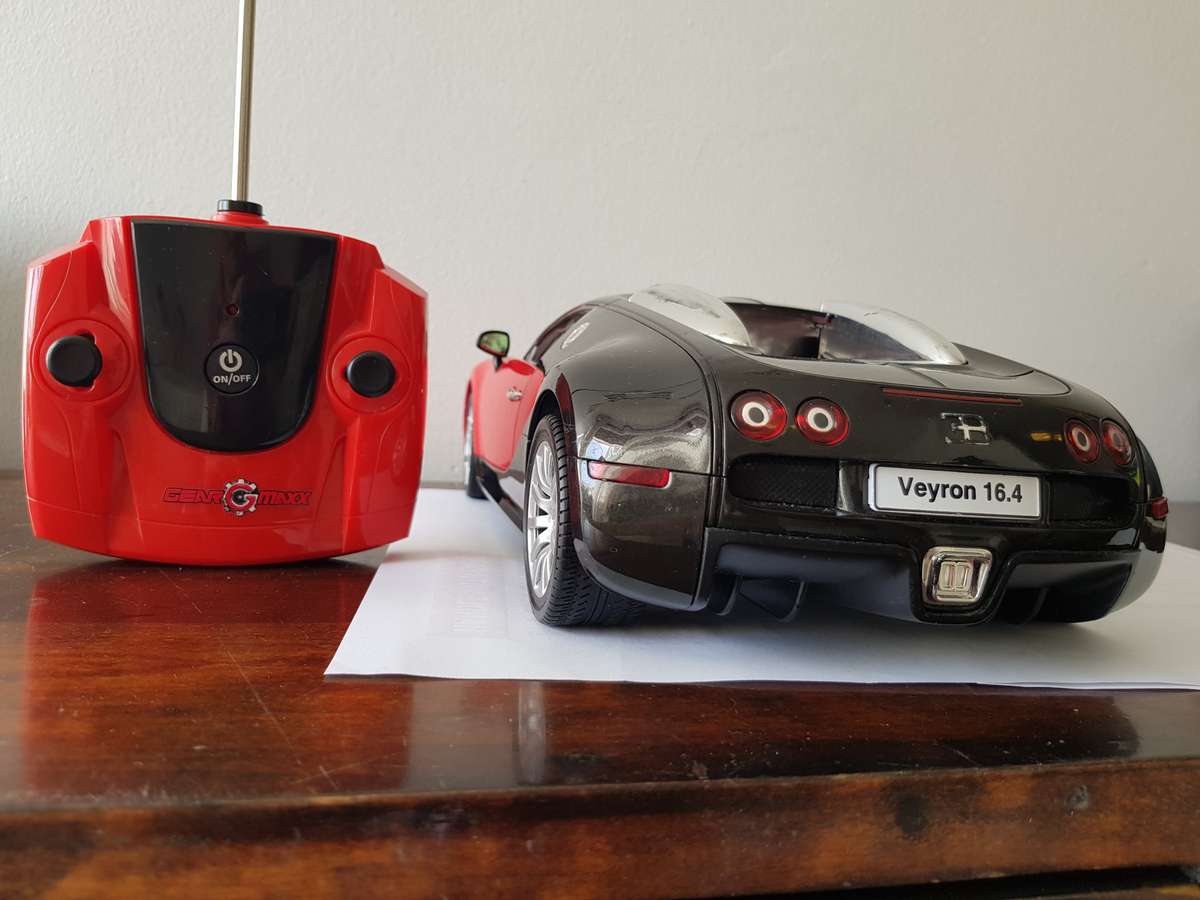 COLLECTABLE BUGATTI VEYRON 16.4 REMOTE CONTROL LARGE 1/12 SCALE MODEL CAR.