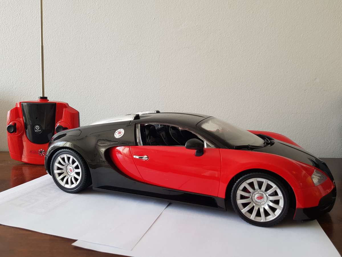 COLLECTABLE BUGATTI VEYRON 16.4 REMOTE CONTROL LARGE 1/12 SCALE MODEL CAR.