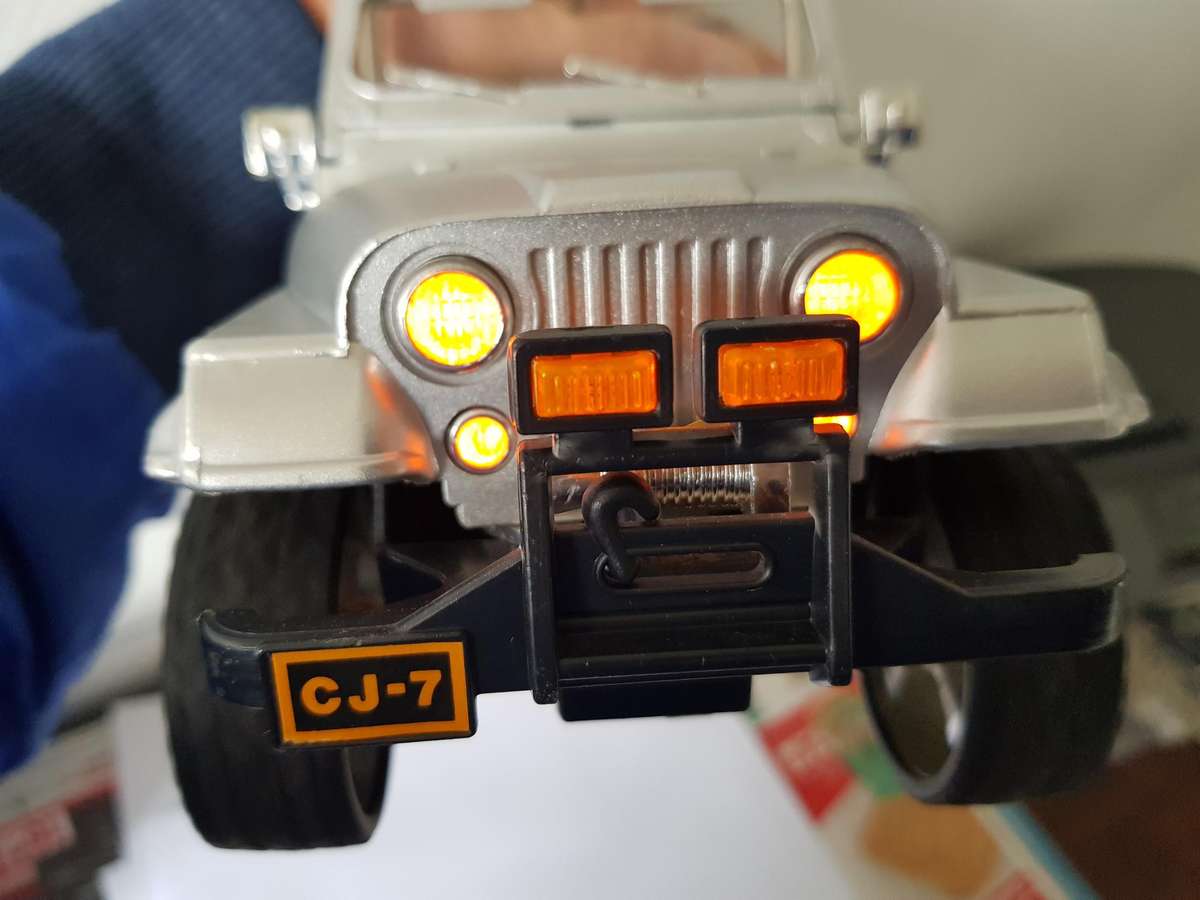 CJ-7 JEEP RENEGADE 4 X 4 TRACTION - SILVER - ACQUIRED IN 1986 - MODEL CAR - 1/18 SCALE - BATTERY OPE