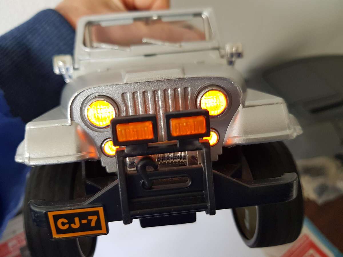 CJ-7 JEEP RENEGADE 4 X 4 TRACTION - SILVER - ACQUIRED IN 1986 - MODEL CAR - 1/18 SCALE - BATTERY OPE