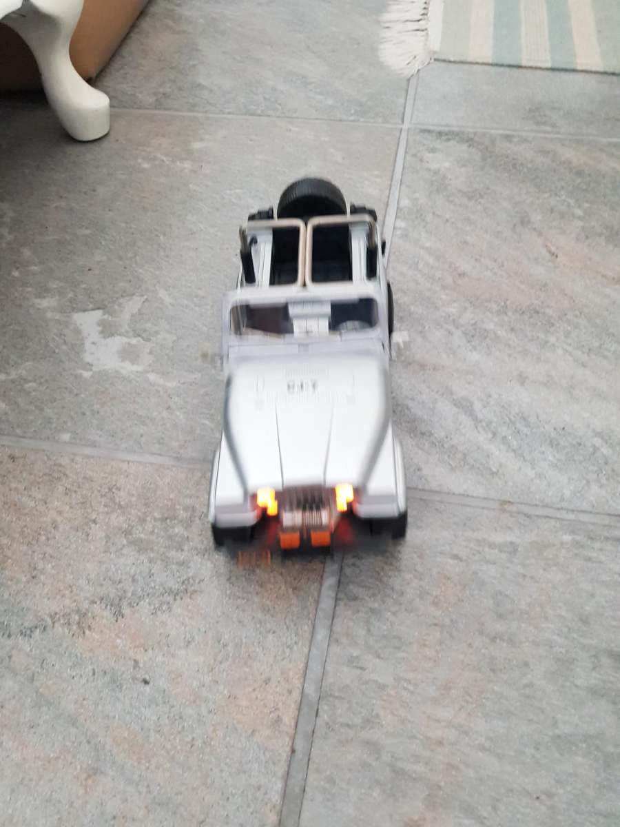 CJ-7 JEEP RENEGADE 4 X 4 TRACTION - SILVER - ACQUIRED IN 1986 - MODEL CAR - 1/18 SCALE - BATTERY OPE