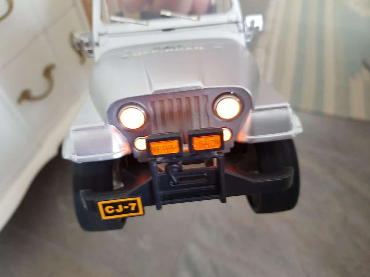 CJ-7 JEEP RENEGADE 4 X 4 TRACTION - SILVER - ACQUIRED IN 1986 - MODEL CAR - 1/18 SCALE - BATTERY OPE