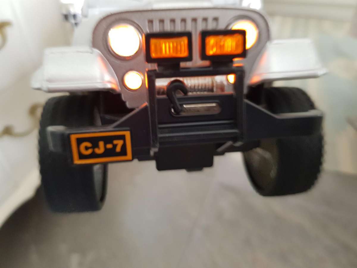 CJ-7 JEEP RENEGADE 4 X 4 TRACTION - SILVER - ACQUIRED IN 1986 - MODEL CAR - 1/18 SCALE - BATTERY OPE