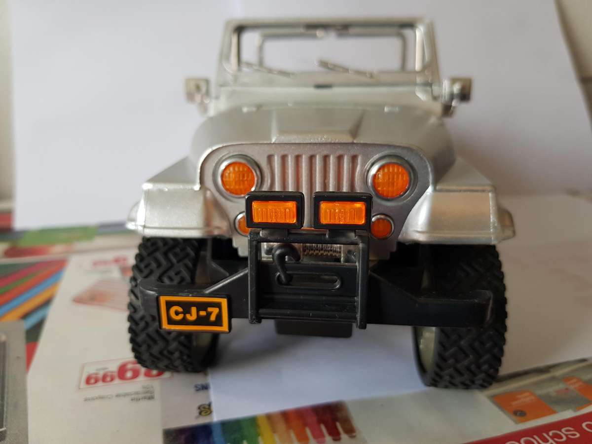 CJ-7 JEEP RENEGADE 4 X 4 TRACTION - SILVER - ACQUIRED IN 1986 - MODEL CAR - 1/18 SCALE - BATTERY OPE