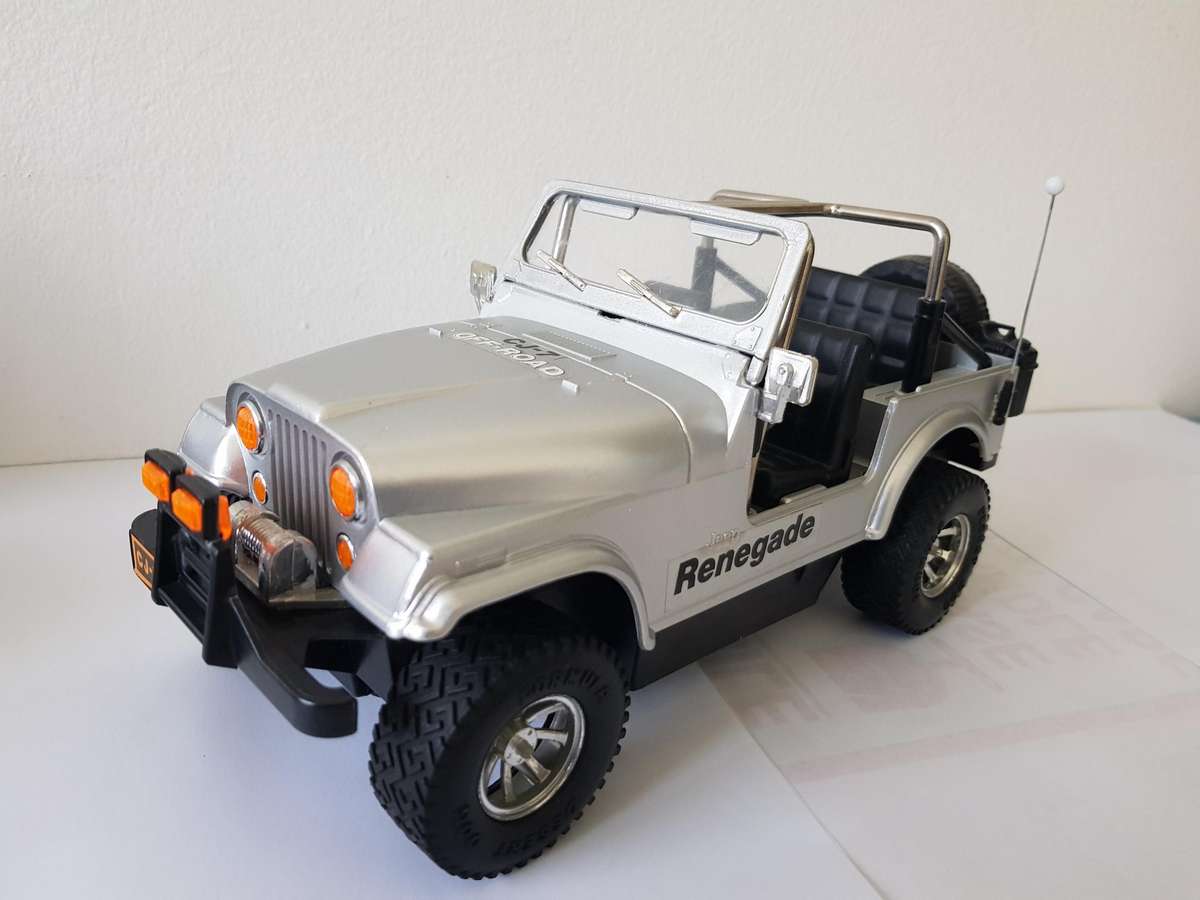 CJ-7 JEEP RENEGADE 4 X 4 TRACTION - SILVER - ACQUIRED IN 1986 - MODEL CAR - 1/18 SCALE - BATTERY OPE