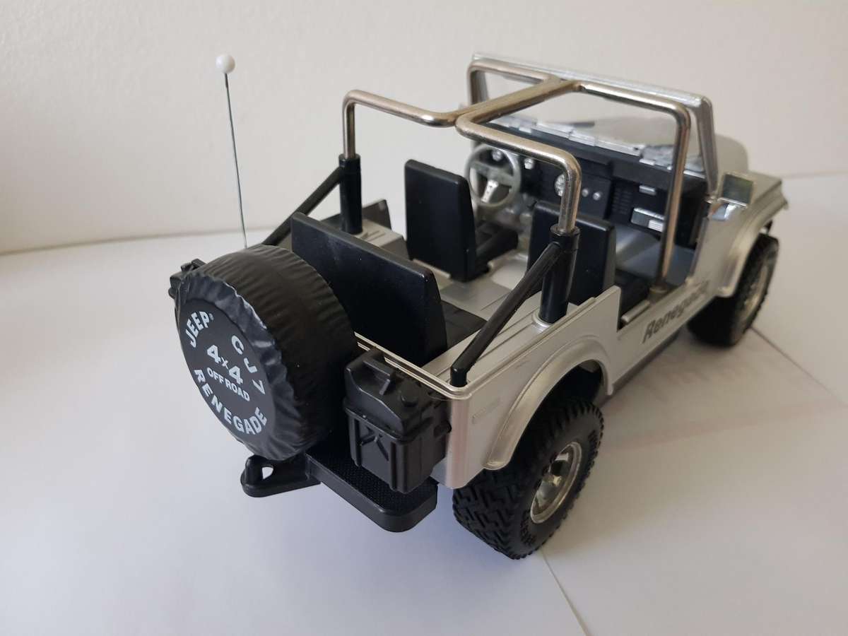 CJ-7 JEEP RENEGADE 4 X 4 TRACTION - SILVER - ACQUIRED IN 1986 - MODEL CAR - 1/18 SCALE - BATTERY OPE