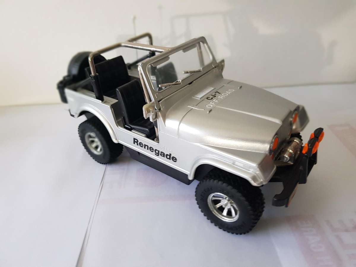 CJ-7 JEEP RENEGADE 4 X 4 TRACTION - SILVER - ACQUIRED IN 1986 - MODEL CAR - 1/18 SCALE - BATTERY OPE