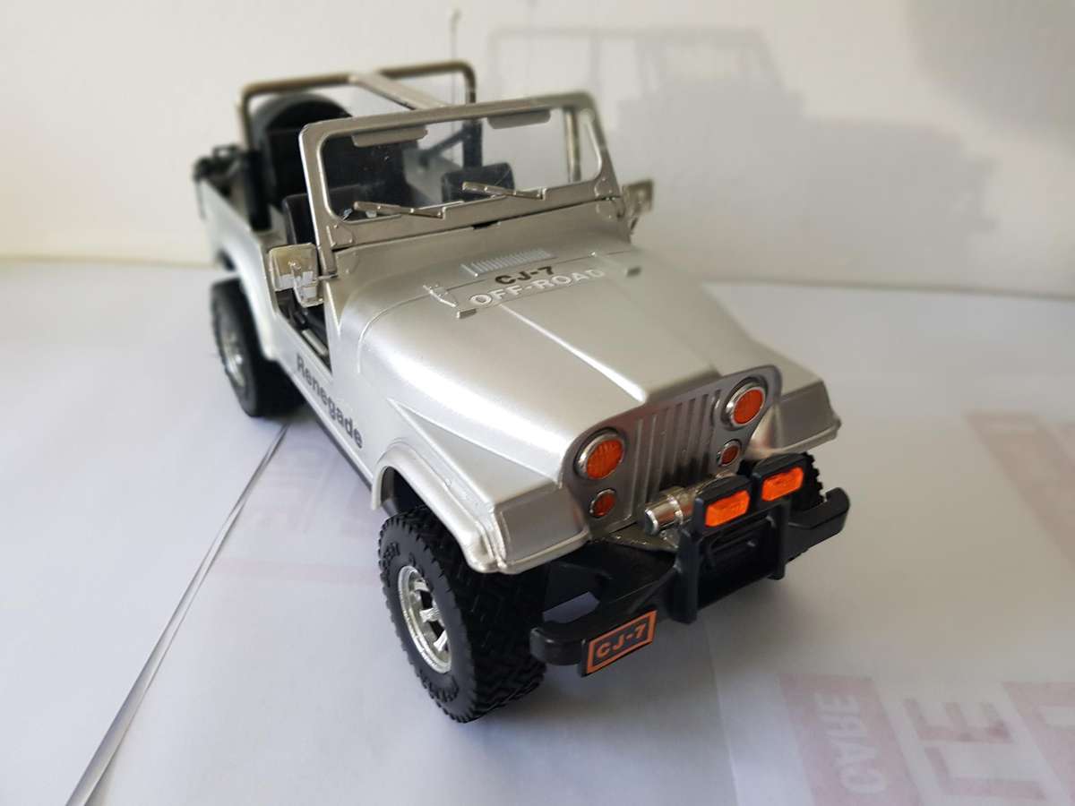 CJ-7 JEEP RENEGADE 4 X 4 TRACTION - SILVER - ACQUIRED IN 1986 - MODEL CAR - 1/18 SCALE - BATTERY OPE