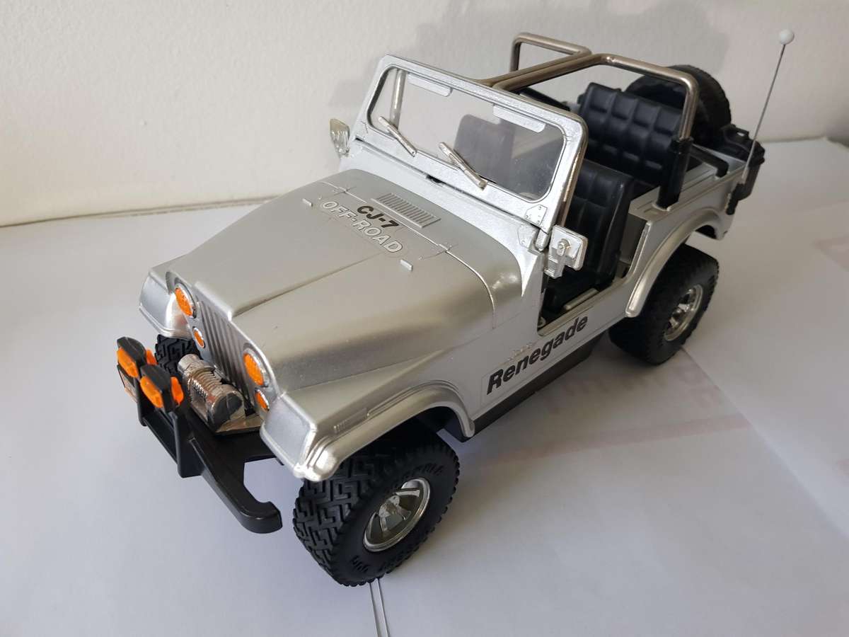 CJ-7 JEEP RENEGADE 4 X 4 TRACTION - SILVER - ACQUIRED IN 1986 - MODEL CAR - 1/18 SCALE - BATTERY OPE