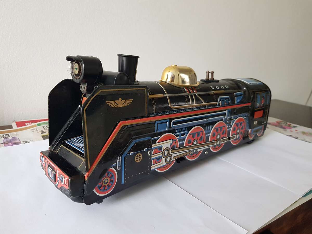 TIN TRAIN MODEL - VINTAGE - COLLECTABLE.