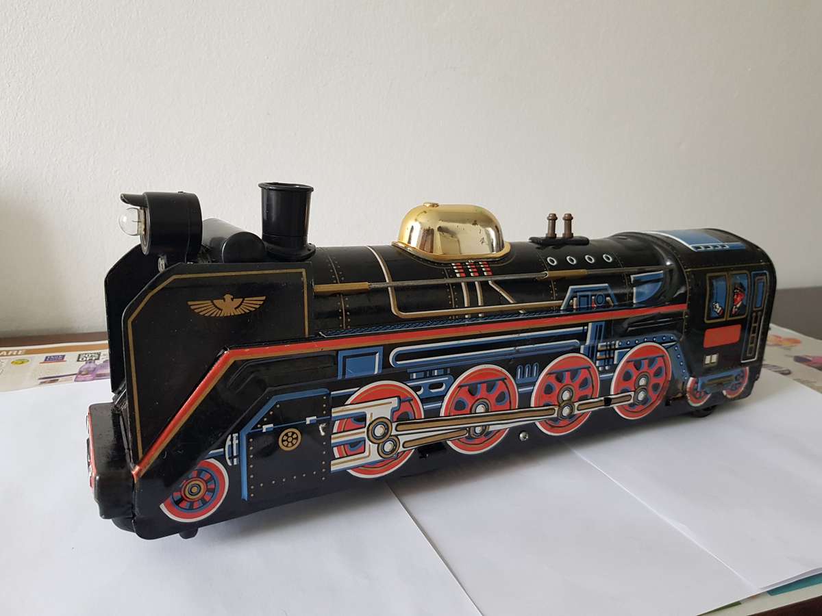 TIN TRAIN MODEL - VINTAGE - COLLECTABLE.