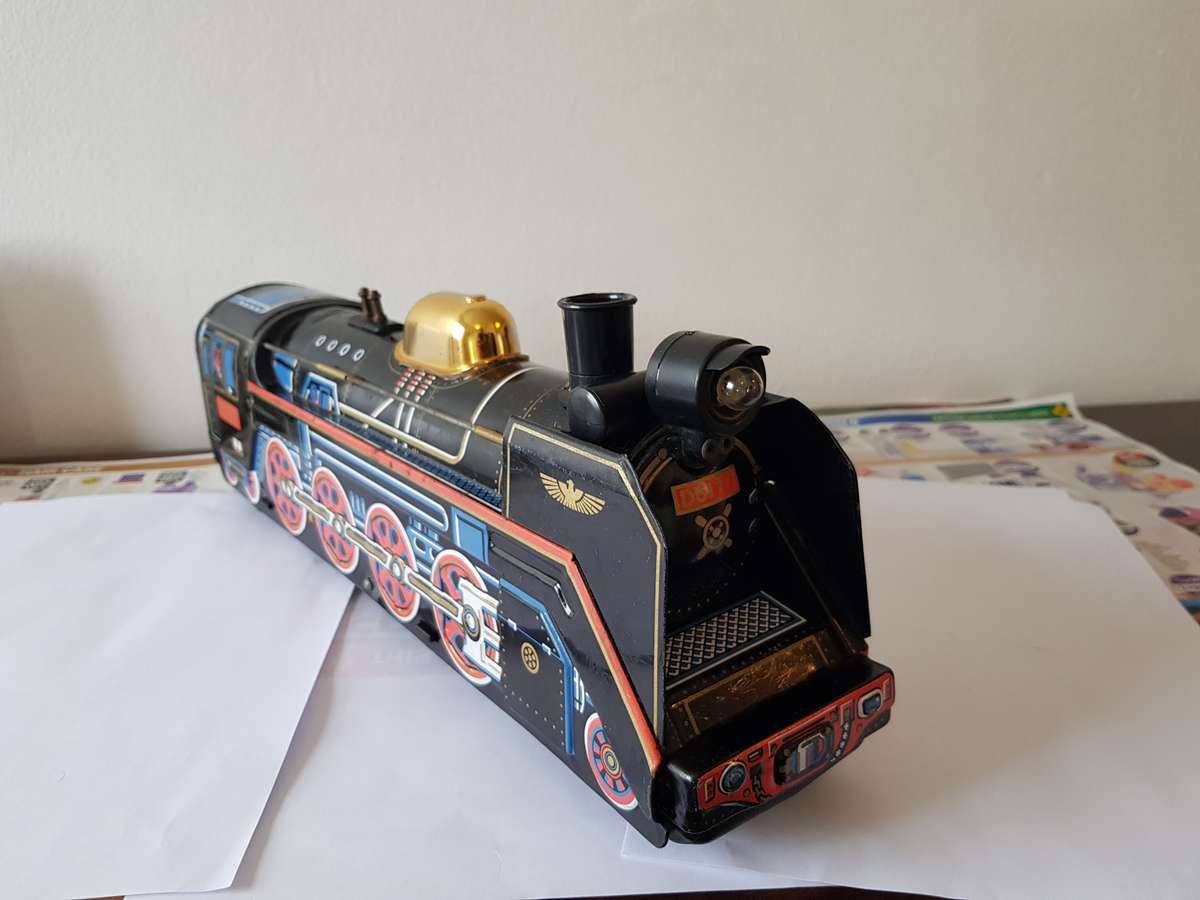 TIN TRAIN MODEL - VINTAGE - COLLECTABLE.