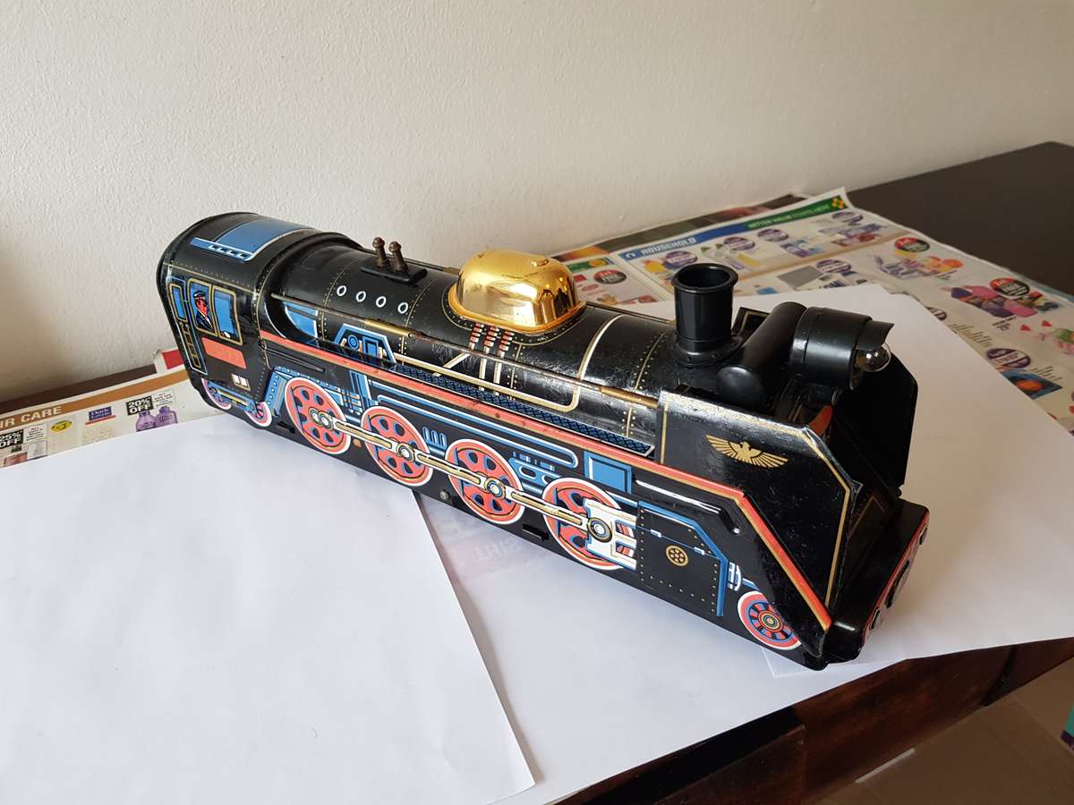 TIN TRAIN MODEL - VINTAGE - COLLECTABLE.