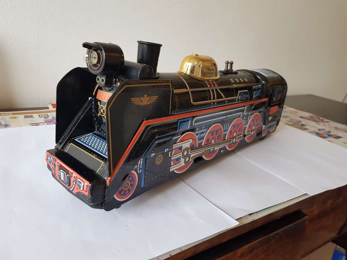 TIN TRAIN MODEL - VINTAGE - COLLECTABLE.