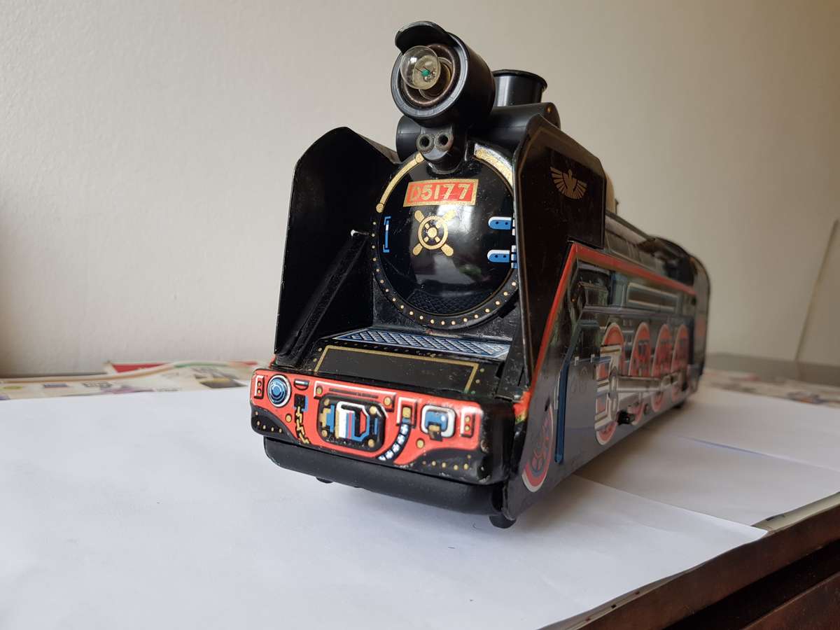 TIN TRAIN MODEL - VINTAGE - COLLECTABLE.
