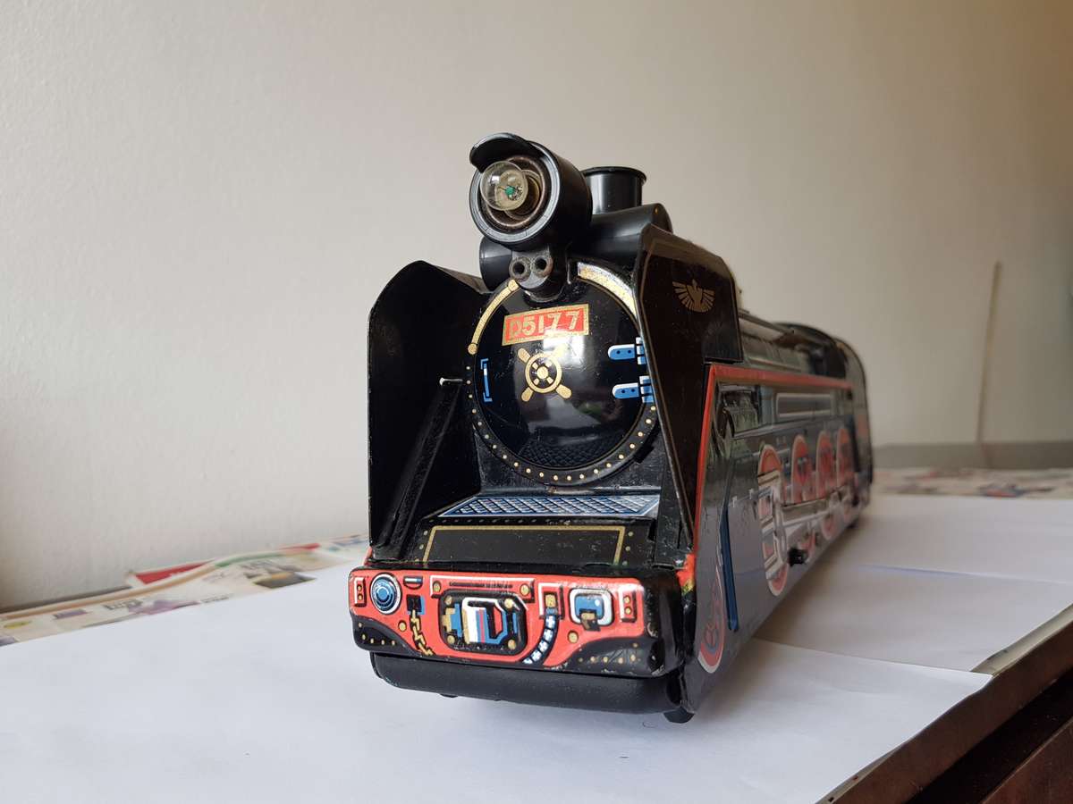 TIN TRAIN MODEL - VINTAGE - COLLECTABLE.
