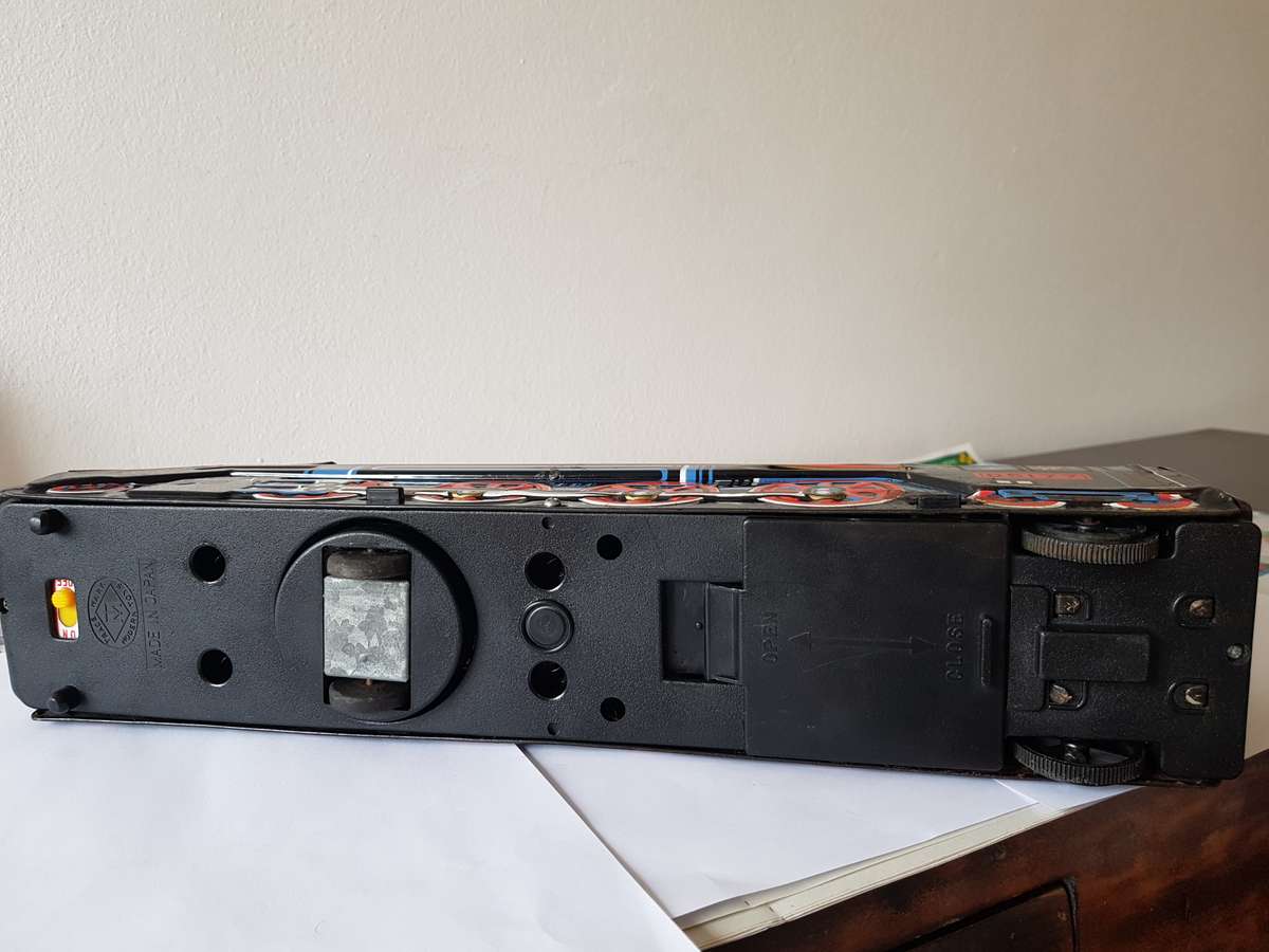 TIN TRAIN MODEL - VINTAGE - COLLECTABLE.