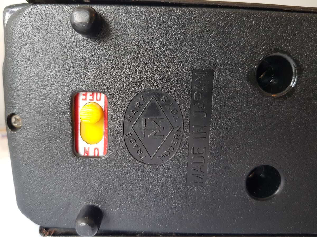 TIN TRAIN MODEL - VINTAGE - COLLECTABLE.