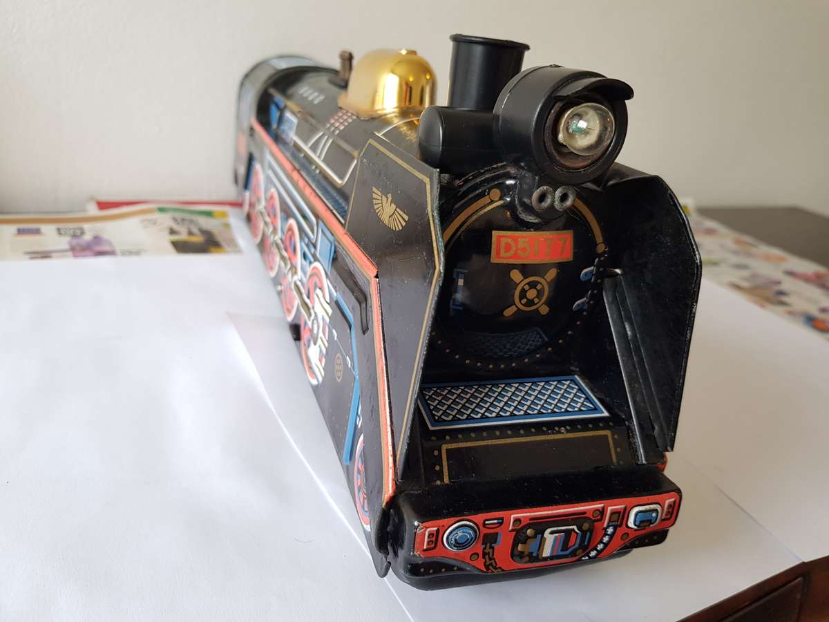 TIN TRAIN MODEL - VINTAGE - COLLECTABLE.