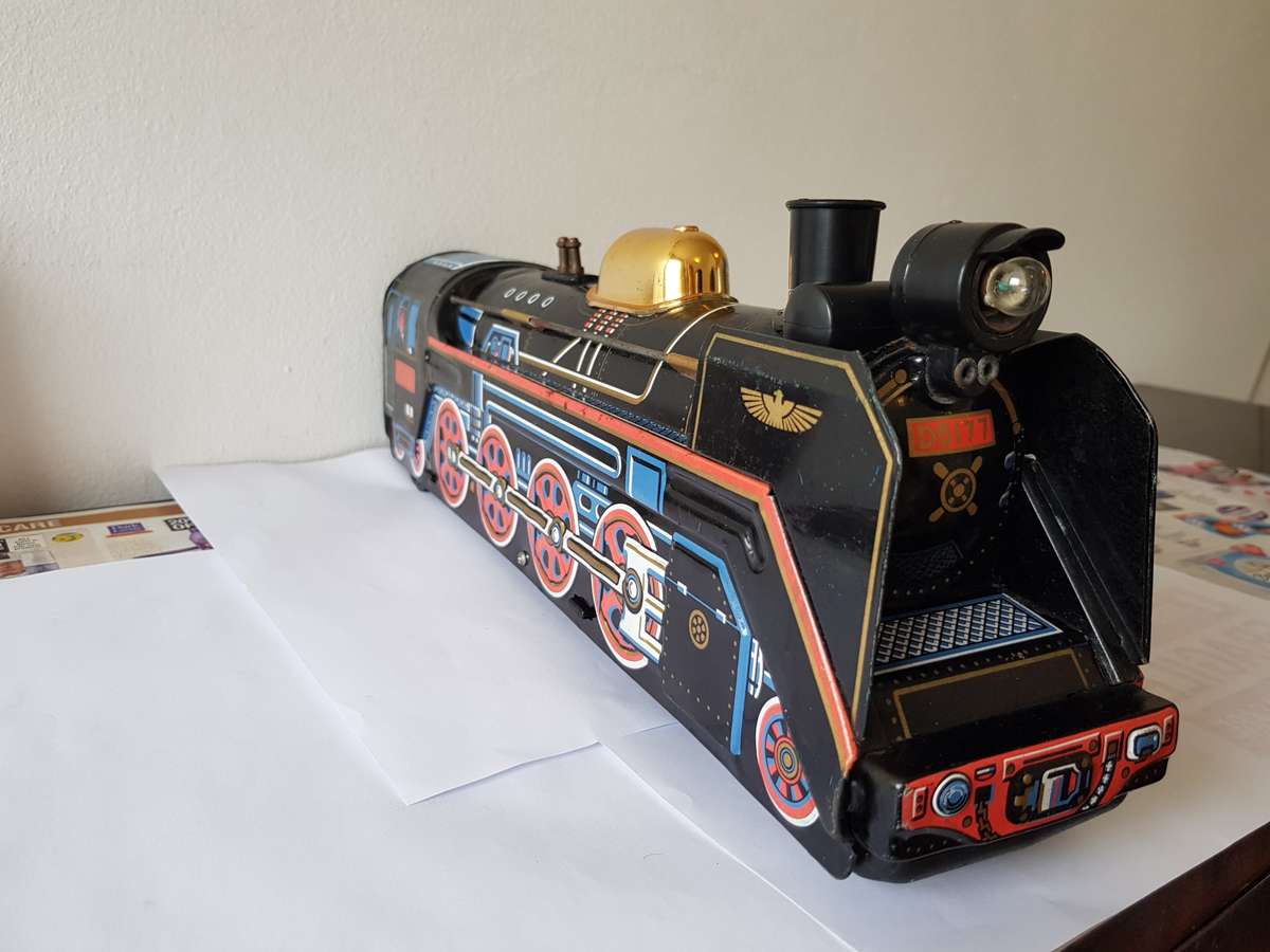 TIN TRAIN MODEL - VINTAGE - COLLECTABLE.