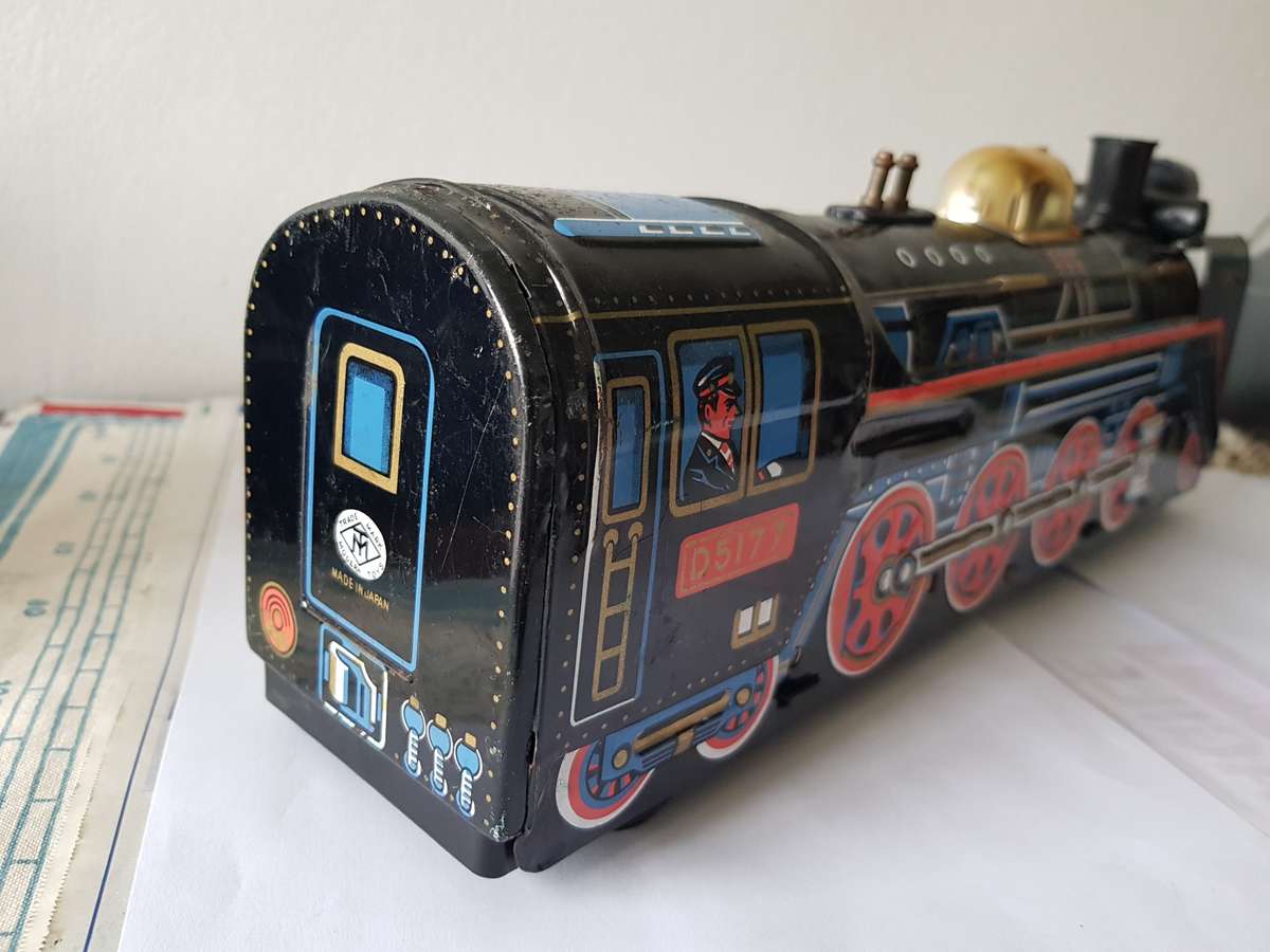 TIN TRAIN MODEL - VINTAGE - COLLECTABLE.