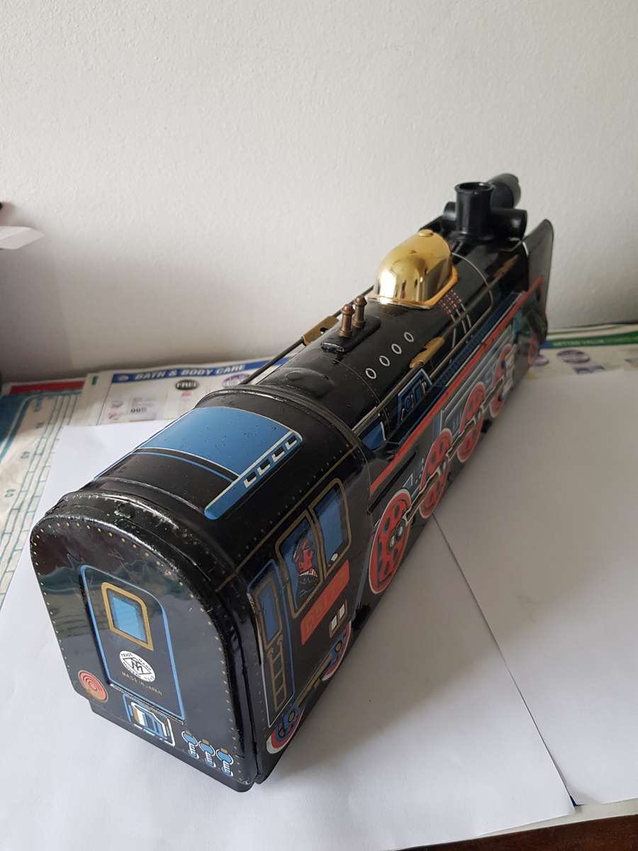 TIN TRAIN MODEL - VINTAGE - COLLECTABLE.