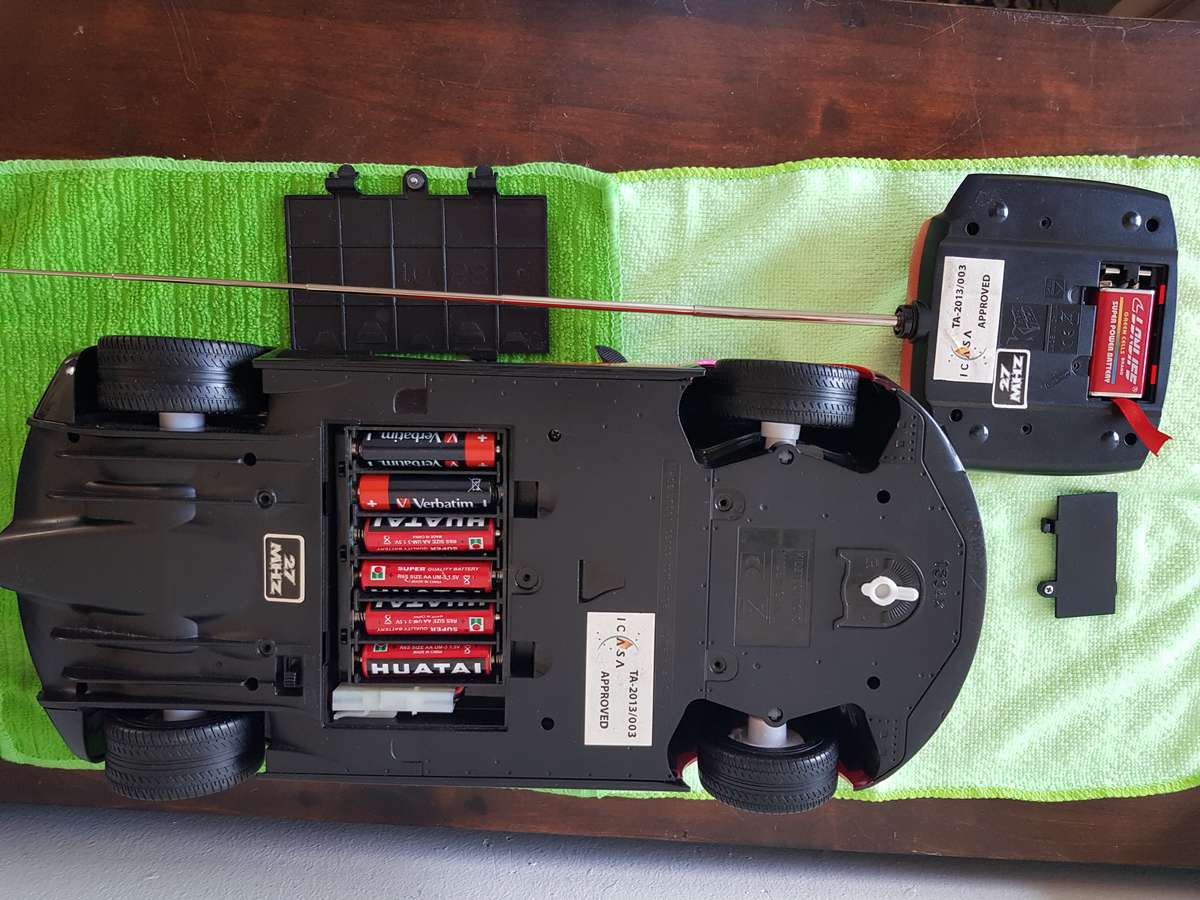 COLLECTABLE BUGATTI VEYRON 16.4 REMOTE CONTROL LARGE 1/12 SCALE MODEL CAR.