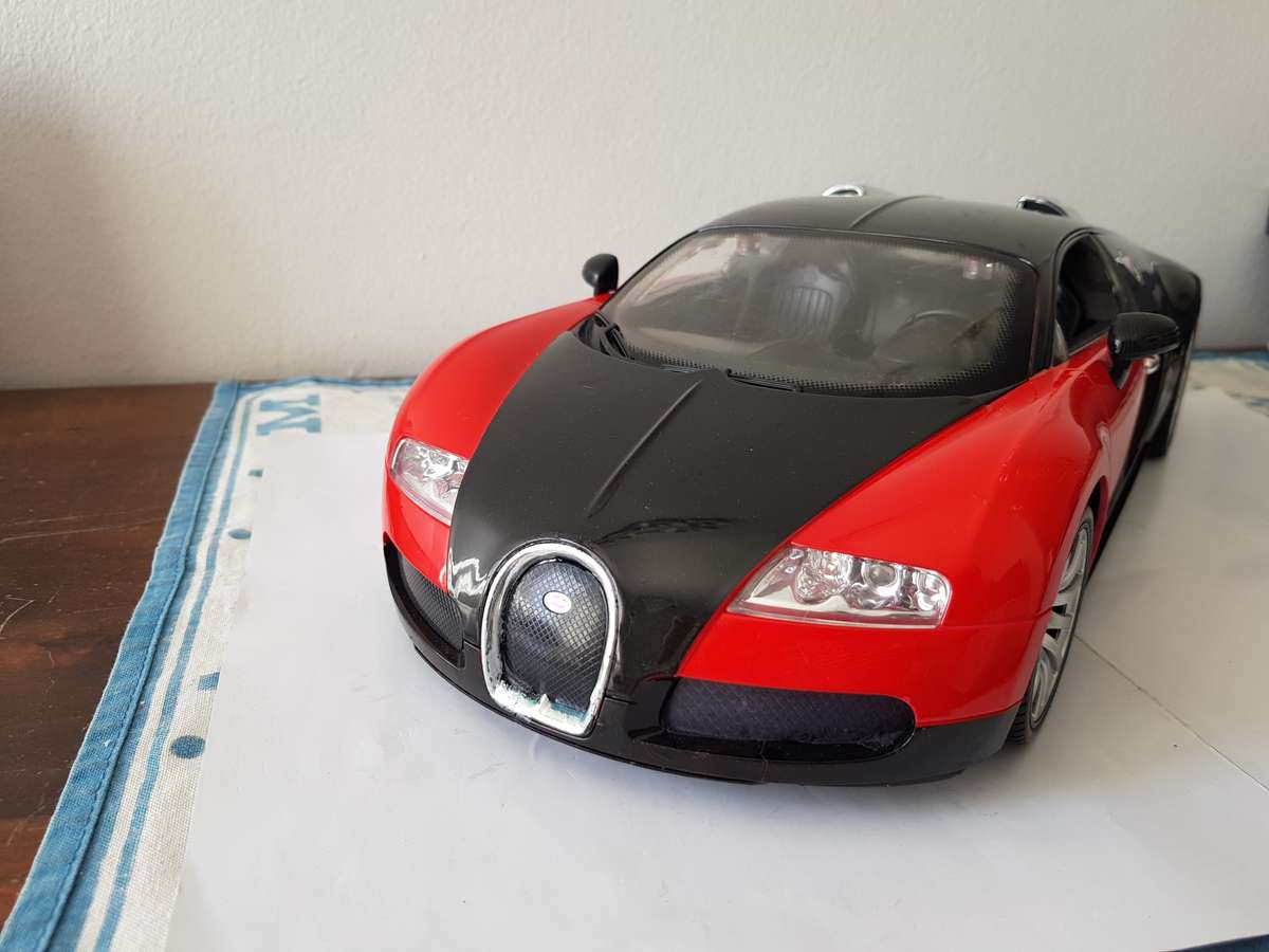 COLLECTABLE BUGATTI VEYRON 16.4 REMOTE CONTROL LARGE 1/12 SCALE MODEL CAR.