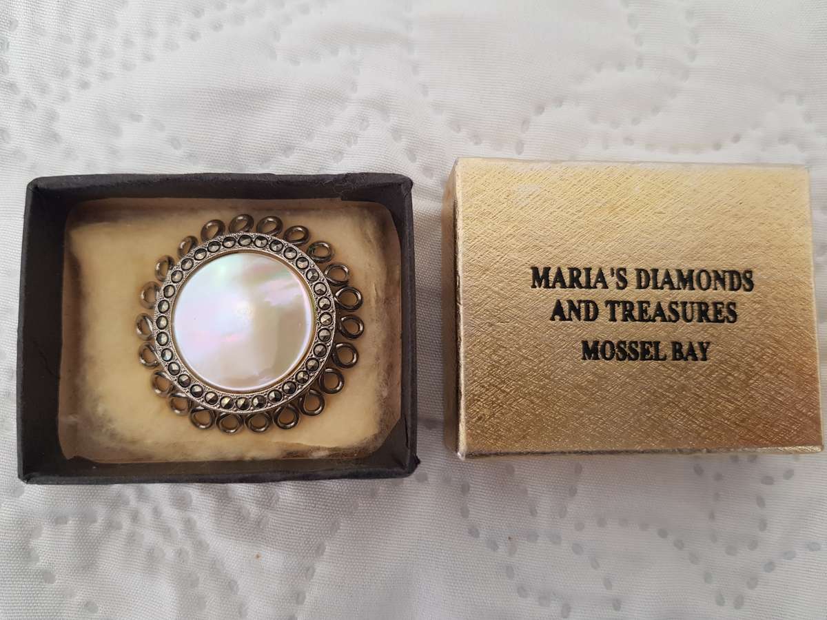 VINTAGE BROOCH - MOTHER OF PEARL BROOCH WITH DELICATE WOVEN LOWERY PATTERN & REAR PIN.