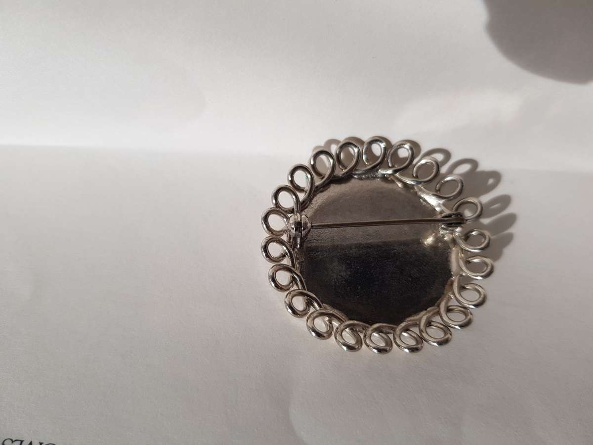 VINTAGE BROOCH - MOTHER OF PEARL BROOCH WITH DELICATE WOVEN LOWERY PATTERN & REAR PIN.