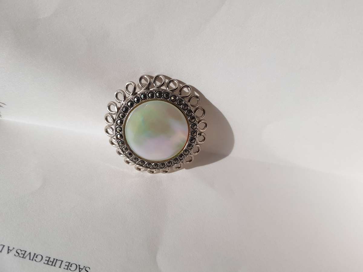 VINTAGE BROOCH - MOTHER OF PEARL BROOCH WITH DELICATE WOVEN LOWERY PATTERN & REAR PIN.