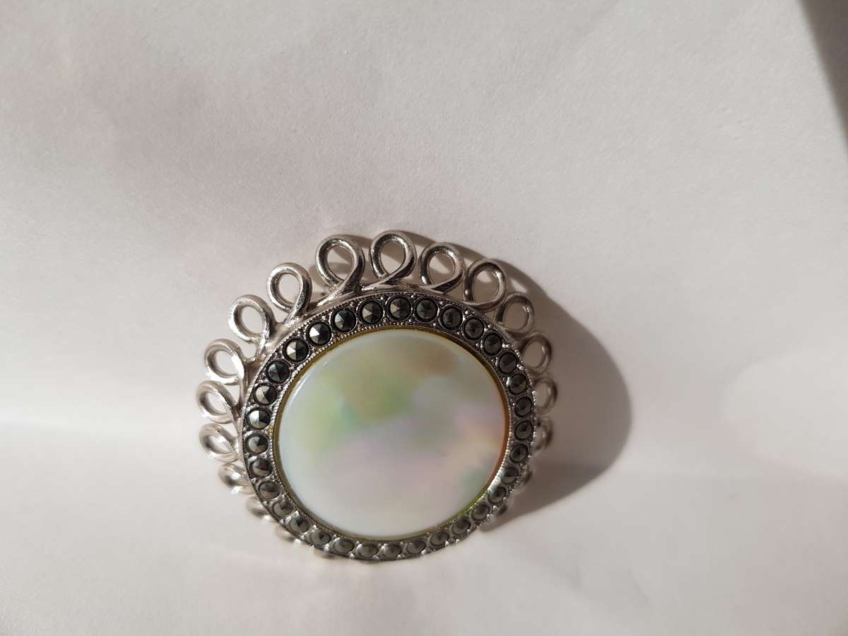 VINTAGE BROOCH - MOTHER OF PEARL BROOCH WITH DELICATE WOVEN LOWERY PATTERN & REAR PIN.