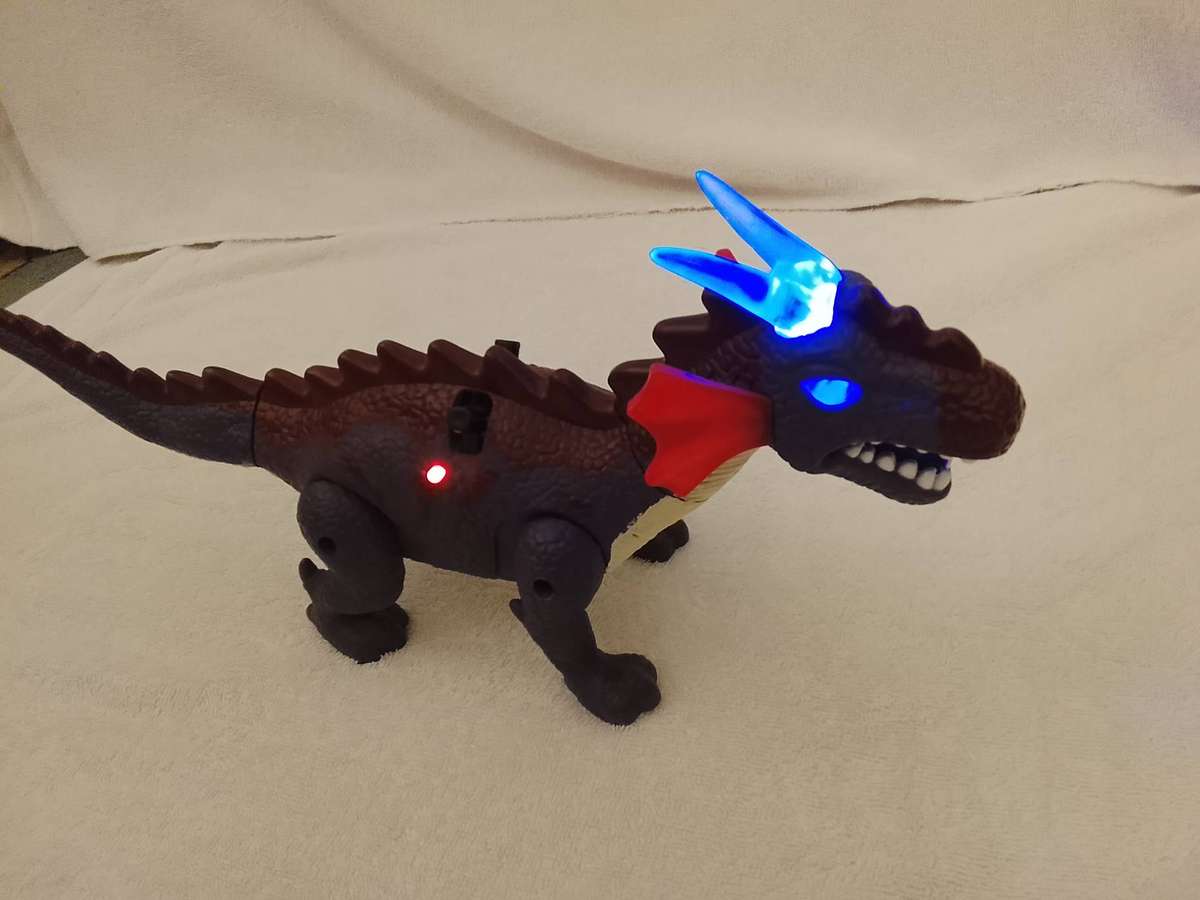 T-REX (TYRANNOSAURUS) DINOSAURUS  BATTERY OPERATED - TRUELY AN ATTRACTIVE CREATURE.