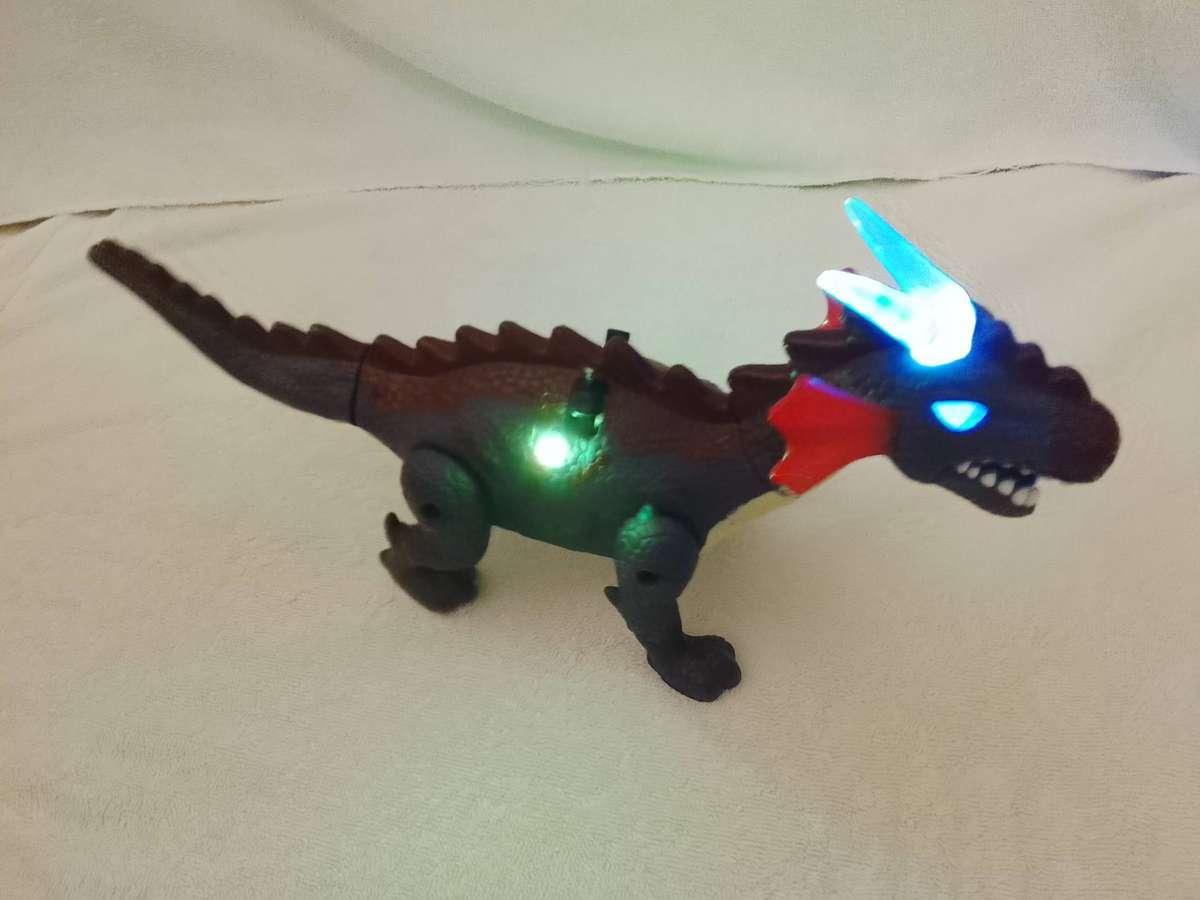 T-REX (TYRANNOSAURUS) DINOSAURUS  BATTERY OPERATED - TRUELY AN ATTRACTIVE CREATURE.