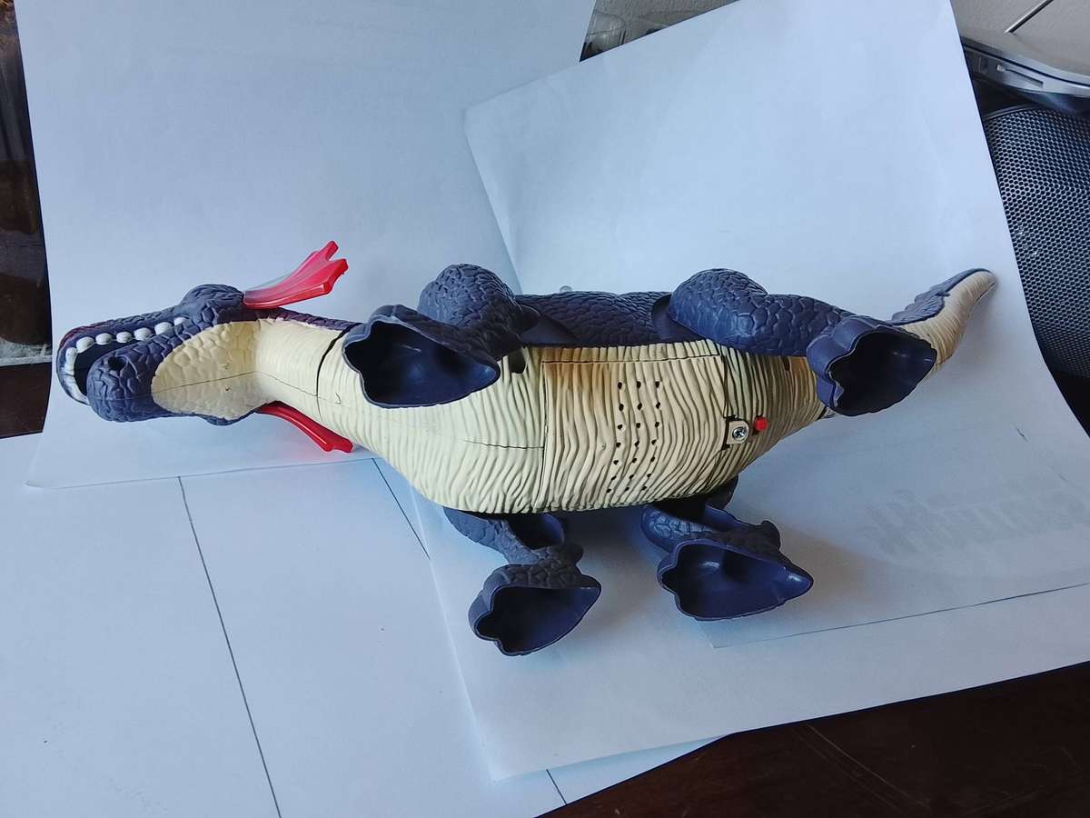 T-REX (TYRANNOSAURUS) DINOSAURUS  BATTERY OPERATED - TRUELY AN ATTRACTIVE CREATURE.
