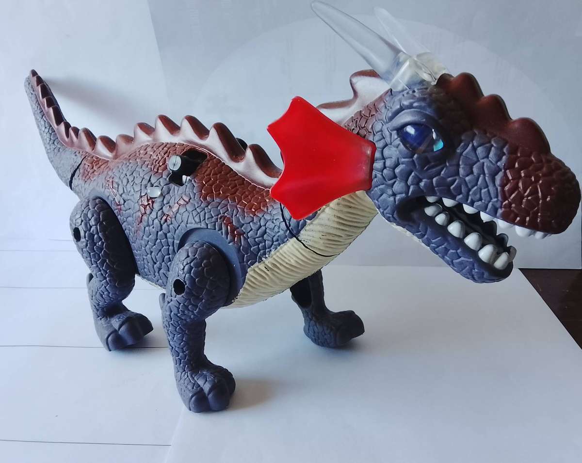 T-REX (TYRANNOSAURUS) DINOSAURUS  BATTERY OPERATED - TRUELY AN ATTRACTIVE CREATURE.