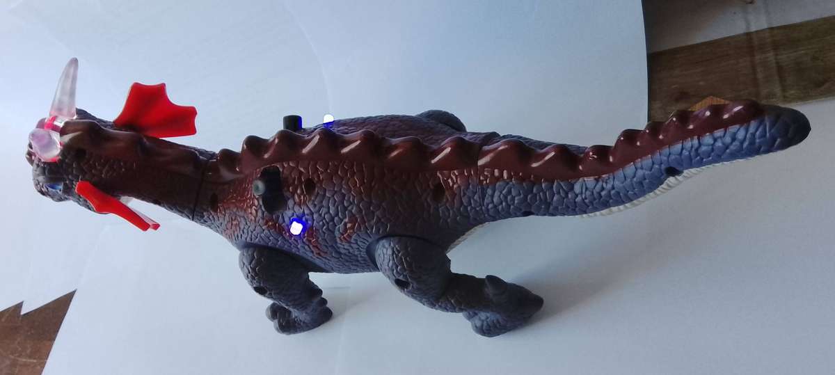 T-REX (TYRANNOSAURUS) DINOSAURUS  BATTERY OPERATED - TRUELY AN ATTRACTIVE CREATURE.
