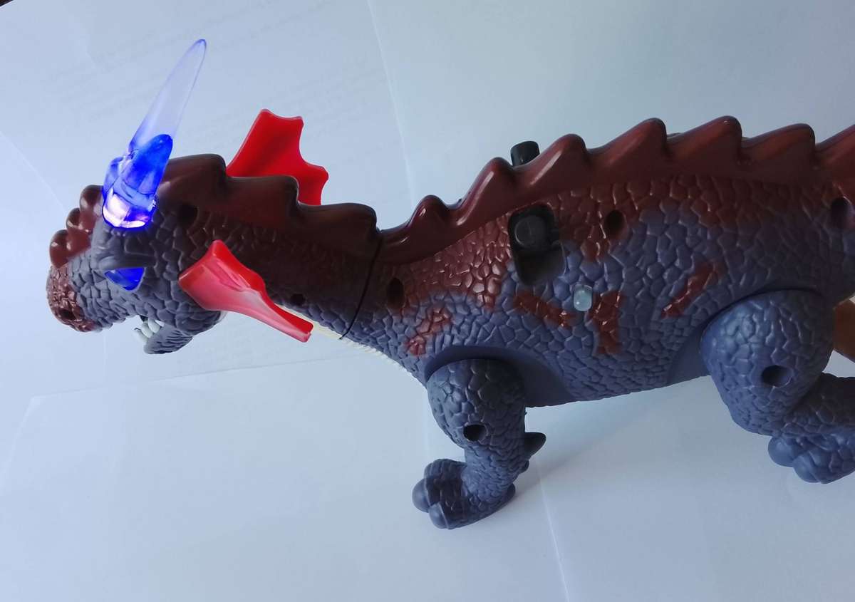 T-REX (TYRANNOSAURUS) DINOSAURUS  BATTERY OPERATED - TRUELY AN ATTRACTIVE CREATURE.