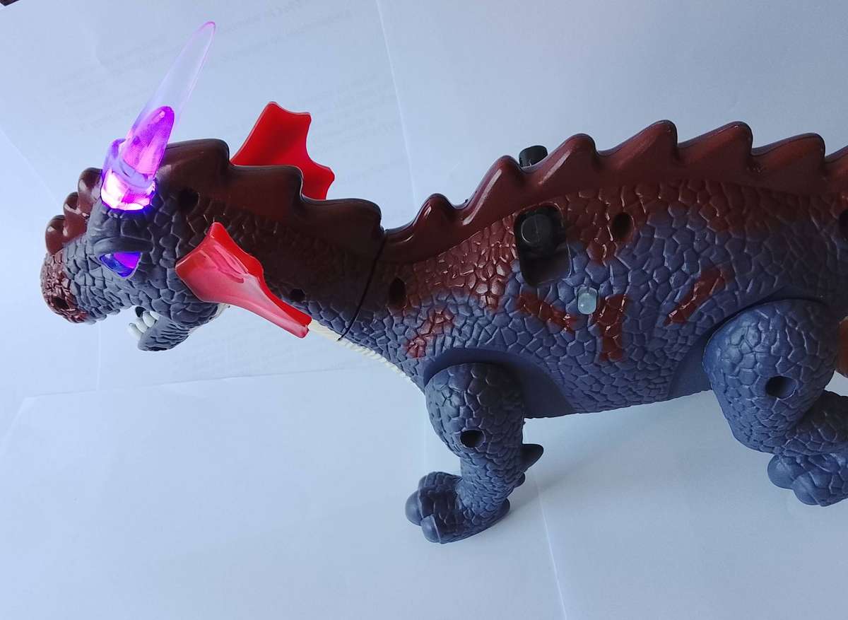 T-REX (TYRANNOSAURUS) DINOSAURUS  BATTERY OPERATED - TRUELY AN ATTRACTIVE CREATURE.