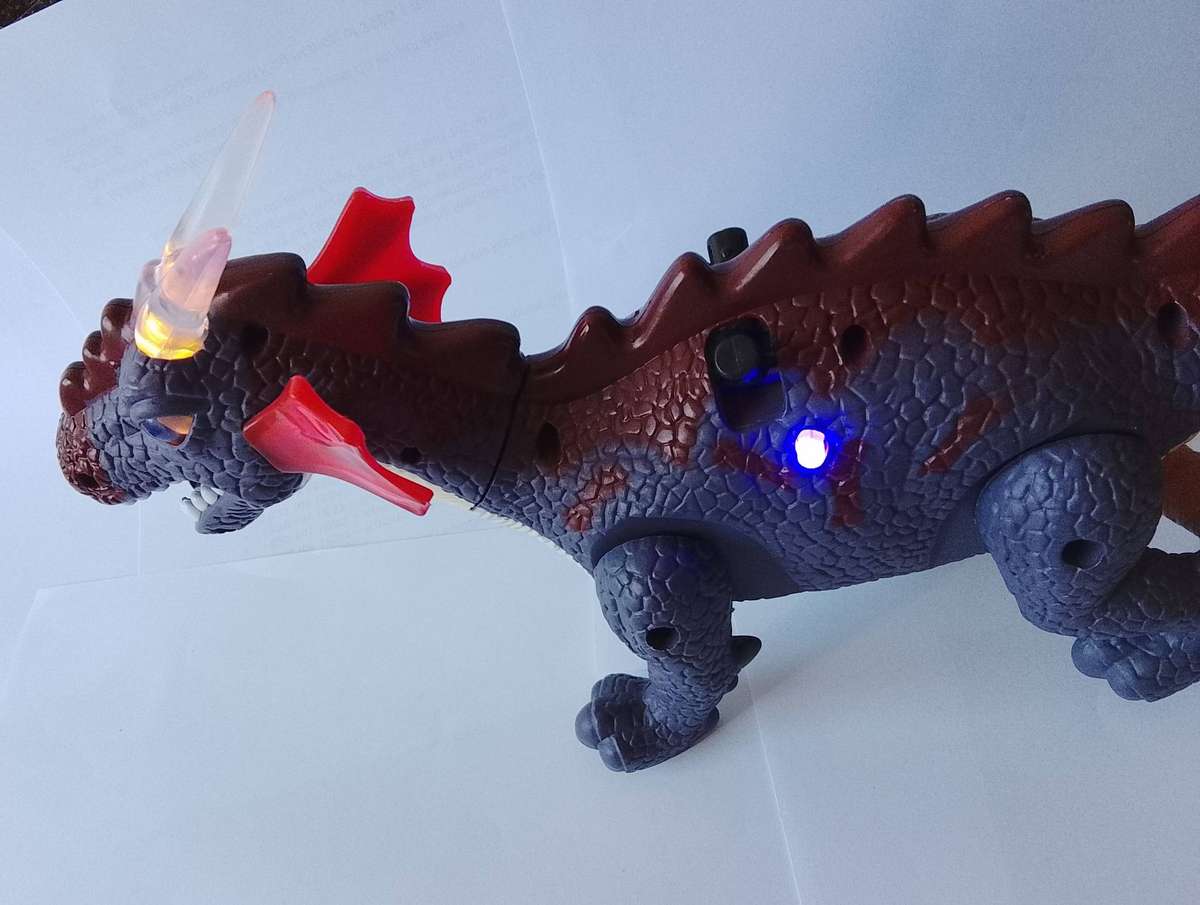 T-REX (TYRANNOSAURUS) DINOSAURUS  BATTERY OPERATED - TRUELY AN ATTRACTIVE CREATURE.
