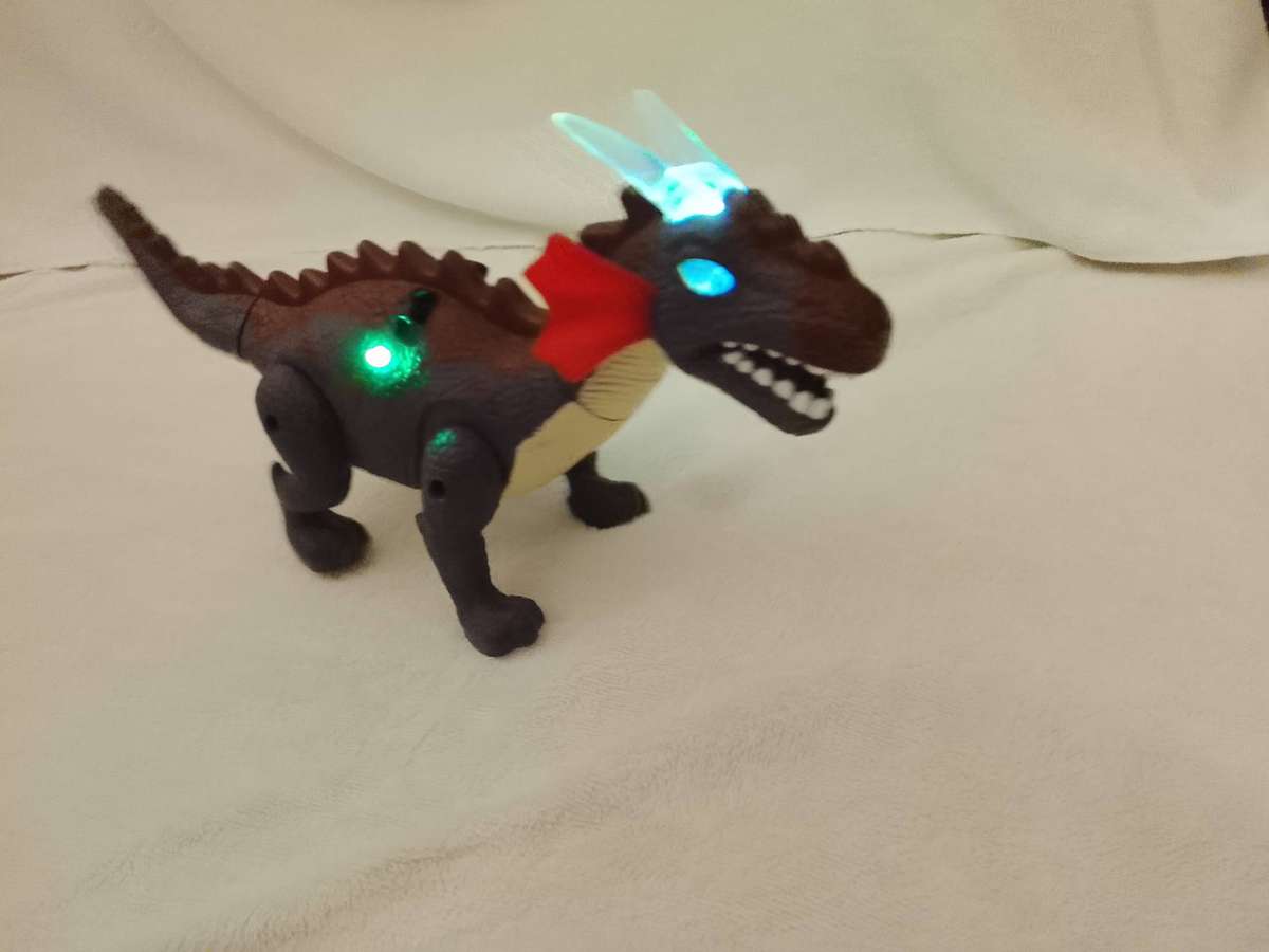 T-REX (TYRANNOSAURUS) DINOSAURUS  BATTERY OPERATED - TRUELY AN ATTRACTIVE CREATURE.