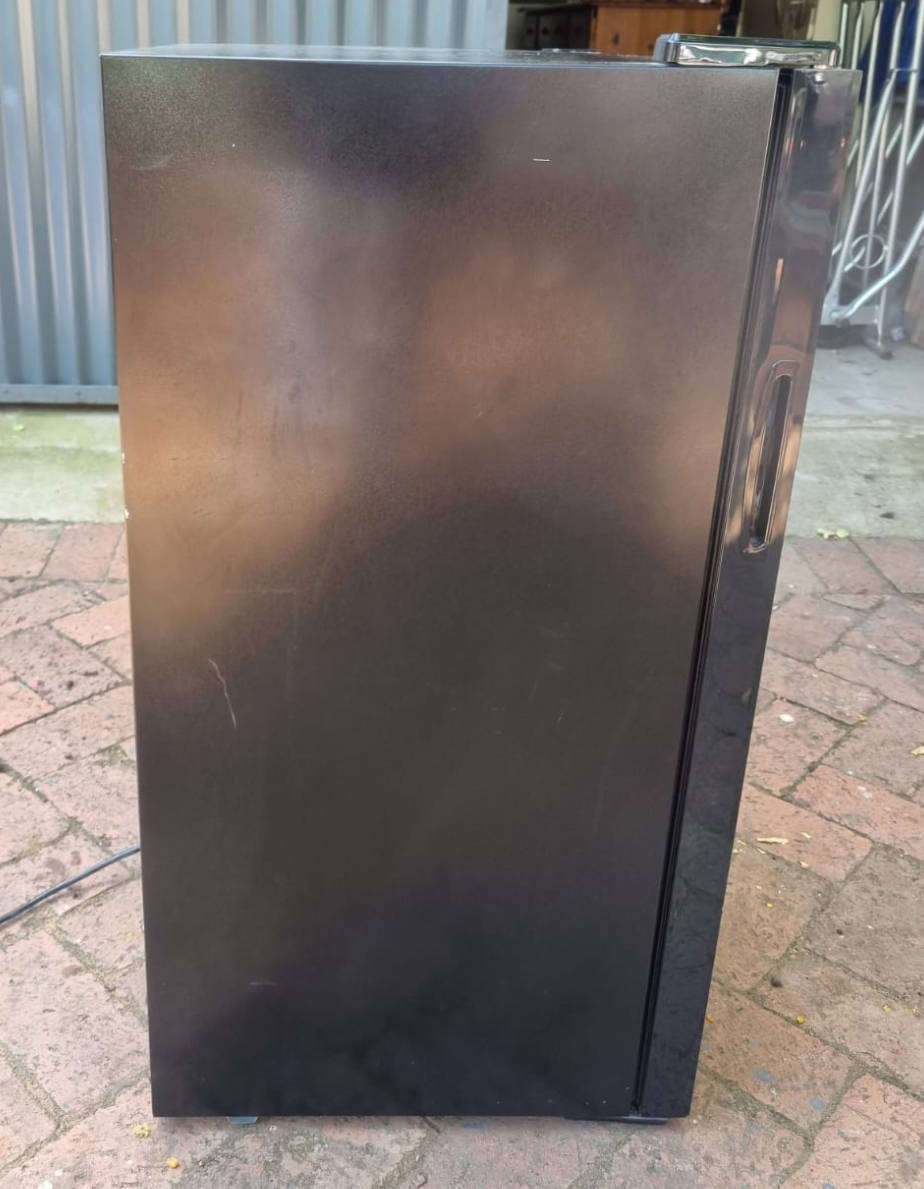 Swan Wine/ Beverage Cooler 87L  43 L