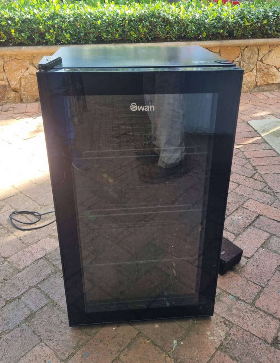 Swan Wine/ Beverage Cooler 87L  43 L