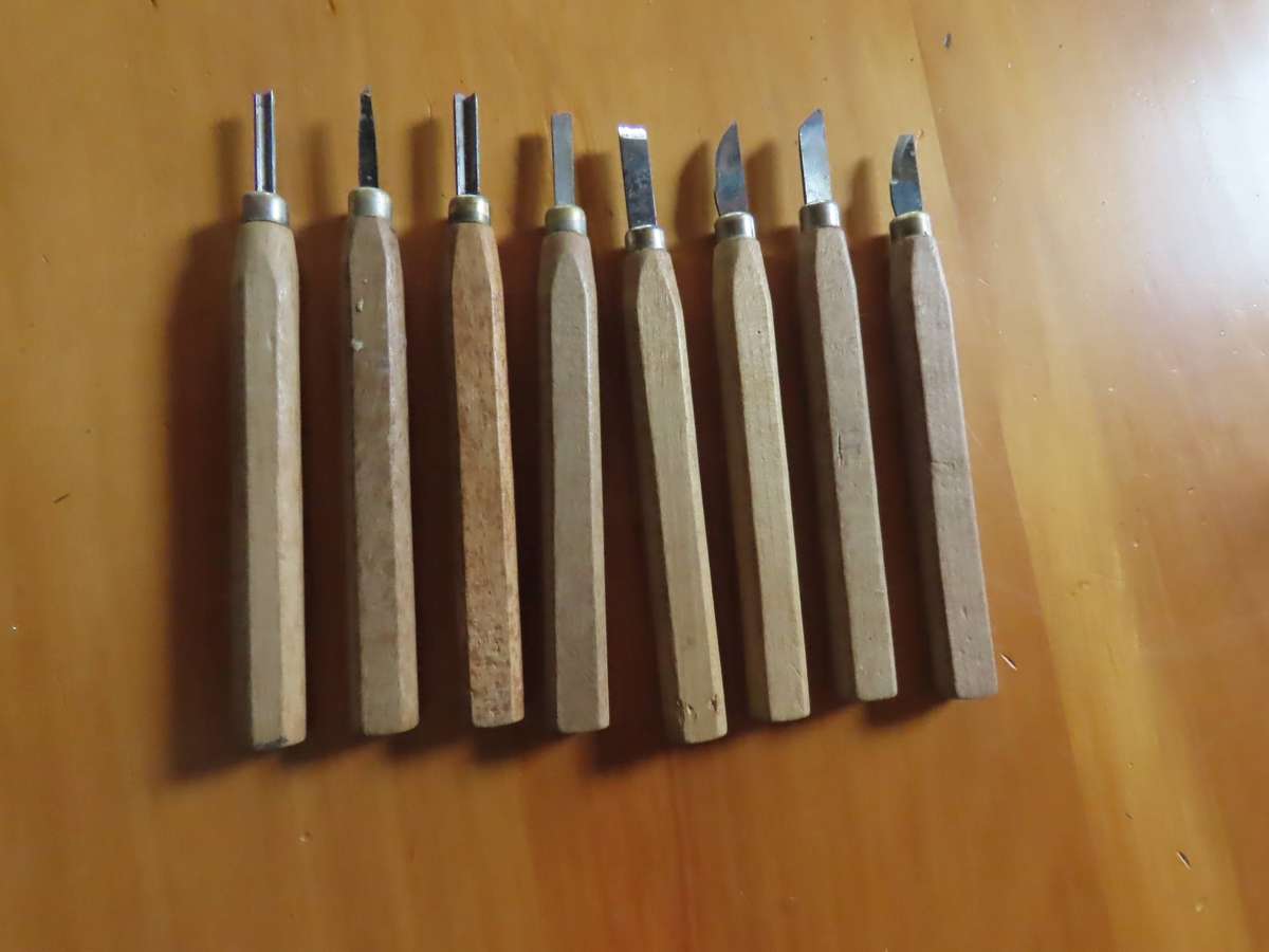 8 Different Small Carving Tools
