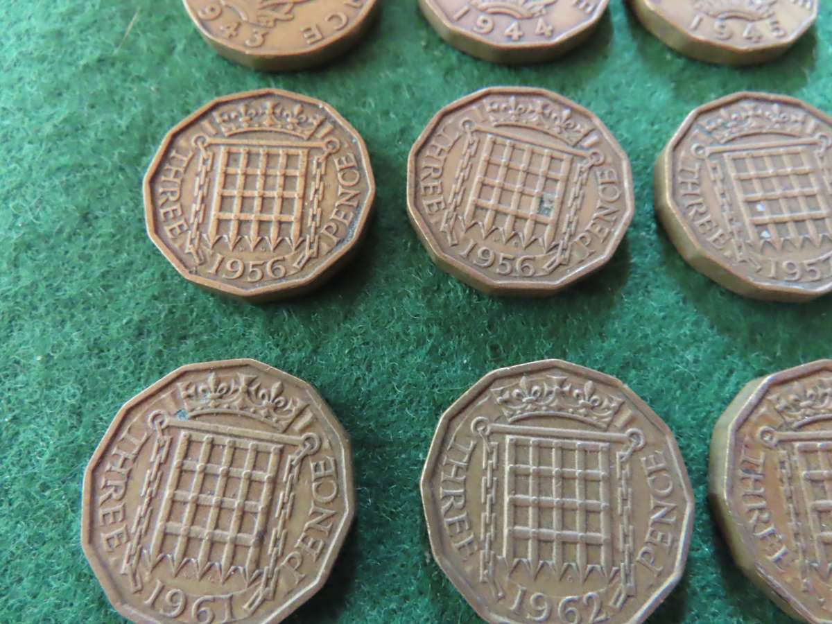 Great Britain - Job Lot of Sixteen 3d Coins - Dates as shown