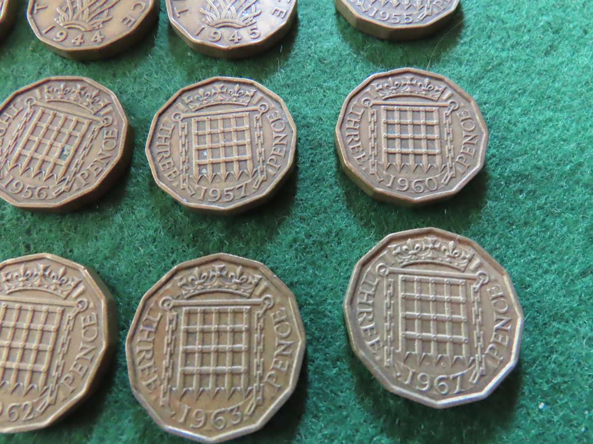 Great Britain - Job Lot of Sixteen 3d Coins - Dates as shown