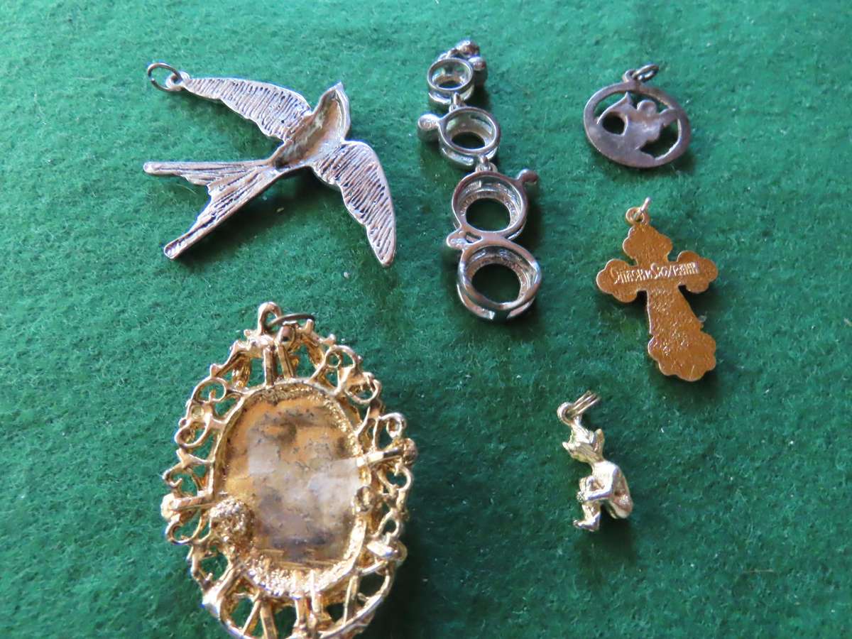 Costume Jewellery - 6 Pendants #1