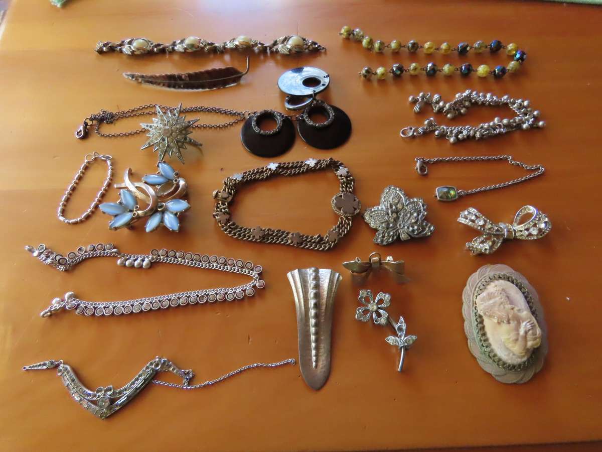 Jewellery - D.I.Y. - Collection of Bracelets etc. - Needing repair - Job Lot