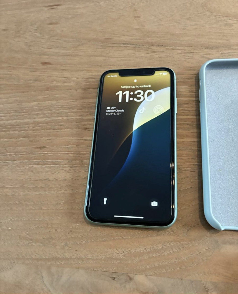 iPhone 11, 128GB plus covers