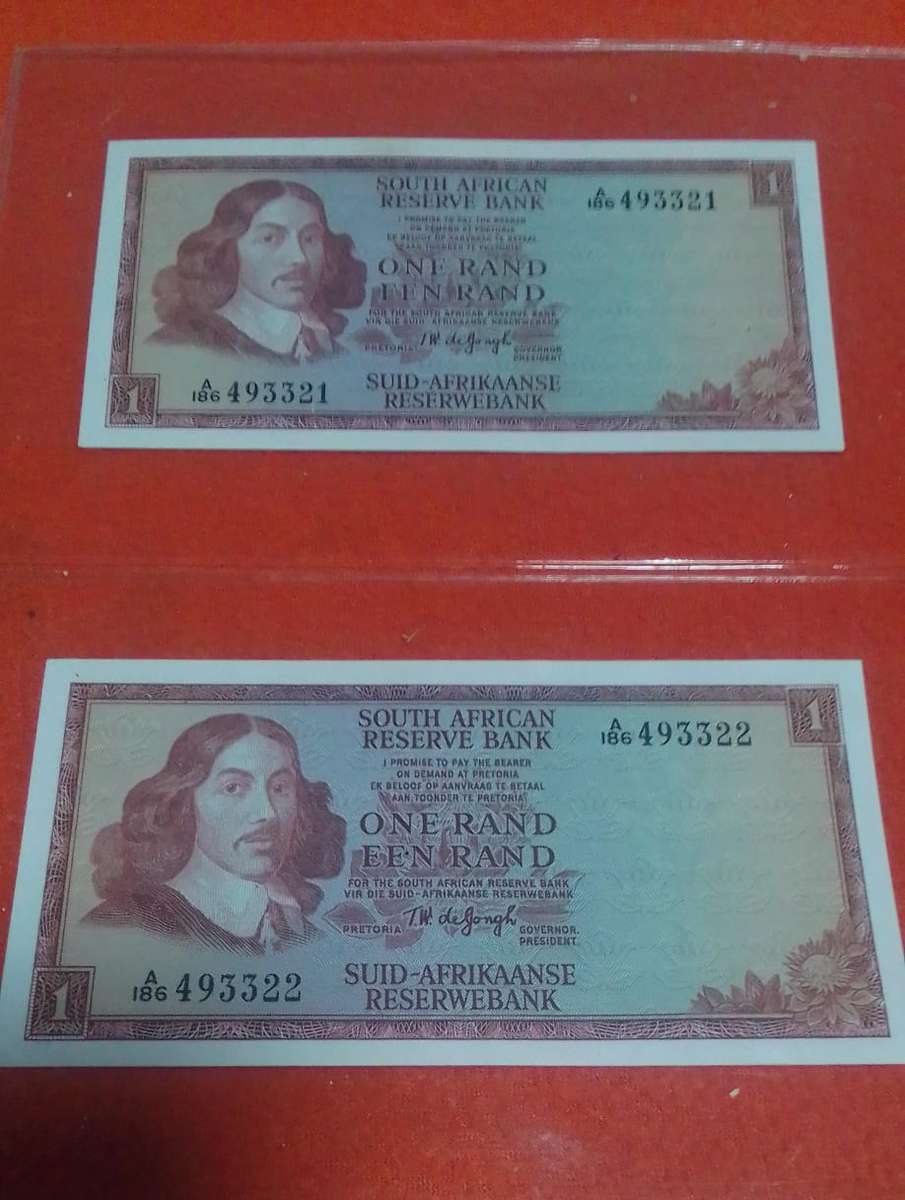2x South Africa R1 notes in sequence signed by TW de Jongh in plastic sleave